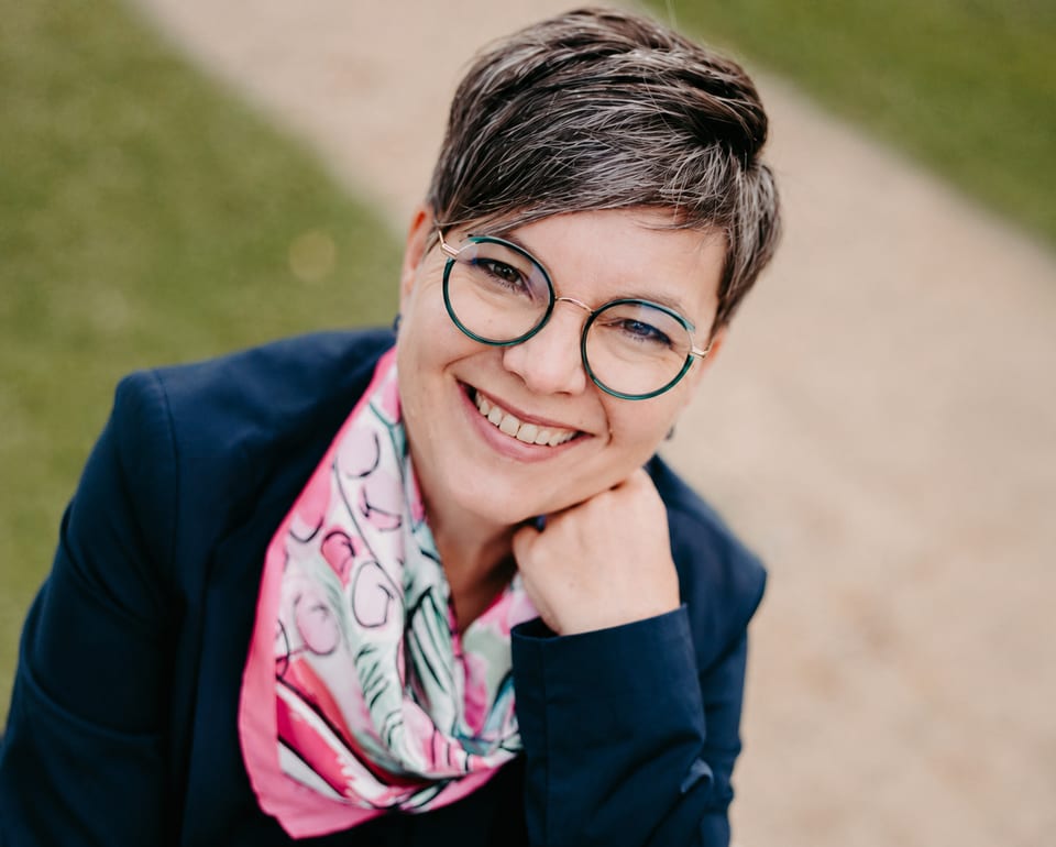 Sabine Baßler, lächelnd im Freien
